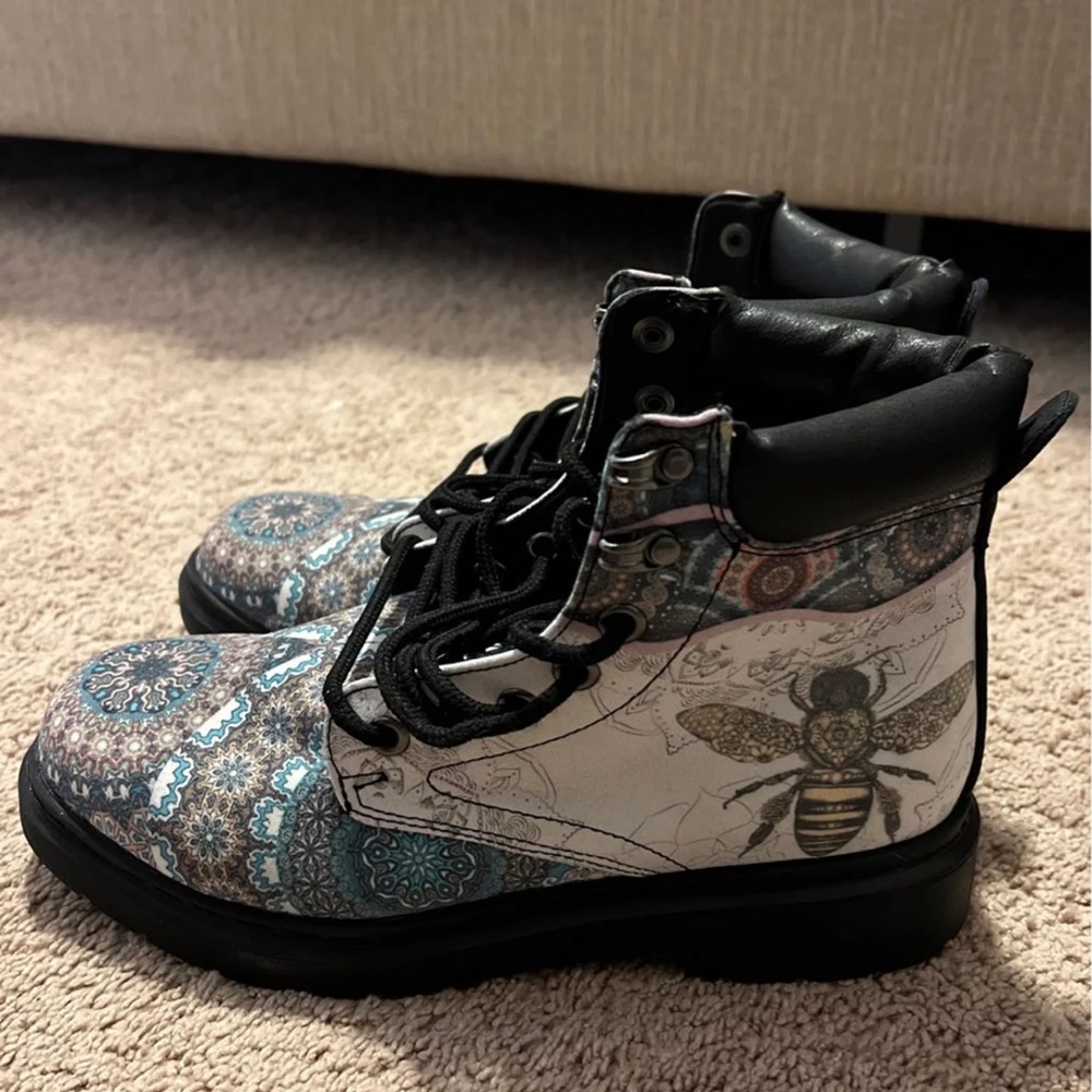 NWOT Bee Print Boots